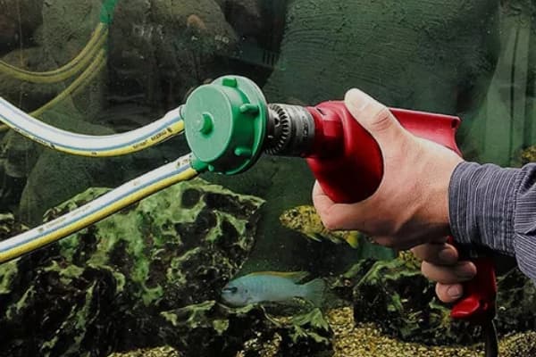 Bomba de agua para taladro con una pecera de fondo